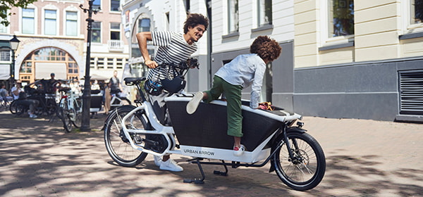 Kind steigt auf einem Cargobike