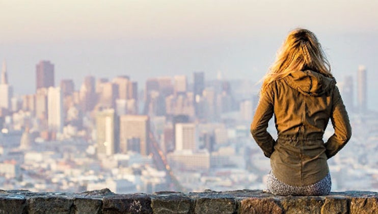 Eine Frau schaut über die Stadt