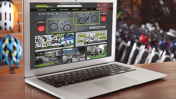 Laptop zeig Seite von Onlineshop Fahrradlagerverkauf.com