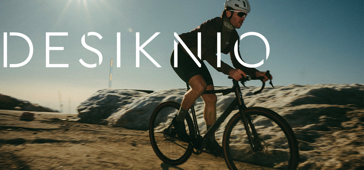 Radfahrerin auf einem Desiknio Bike