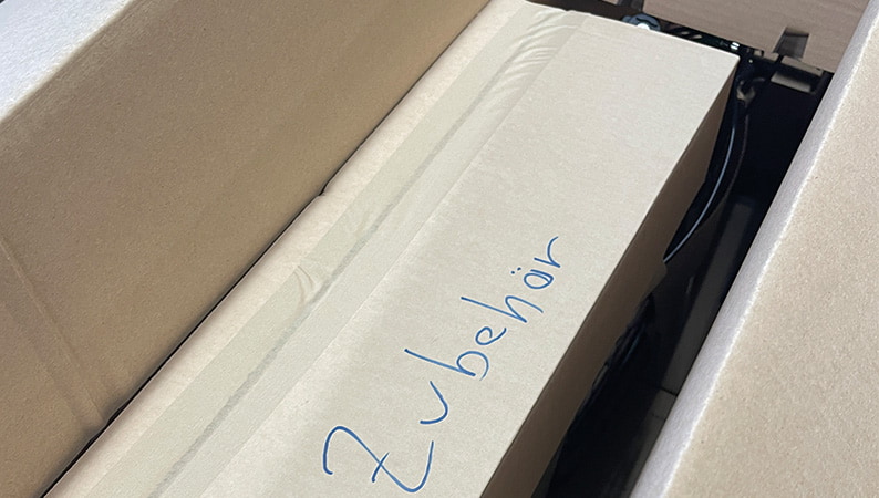 Keine losen Teile im Karton liegen lassen.