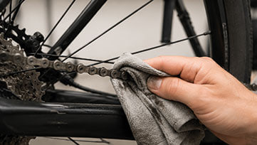 Fahrradkette reinigen: Groben Schmutz entfernen