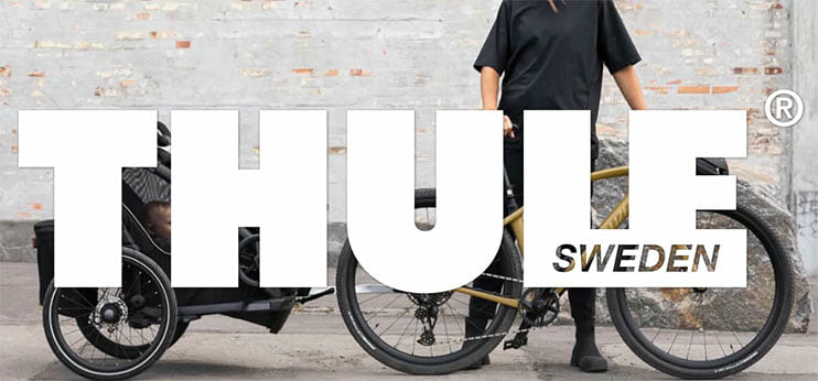 Radfahrer mit Thule Fahrradanhänger