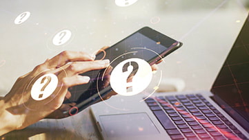 Jemand arbeitet mit einem Tablet