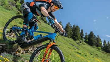 Radfahrer fährt den Berg runter